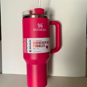NWT Stanley 40 oz Stainless Steel H2.0 Flowstate Quencher
Tumbler Cosmo Pink 💗